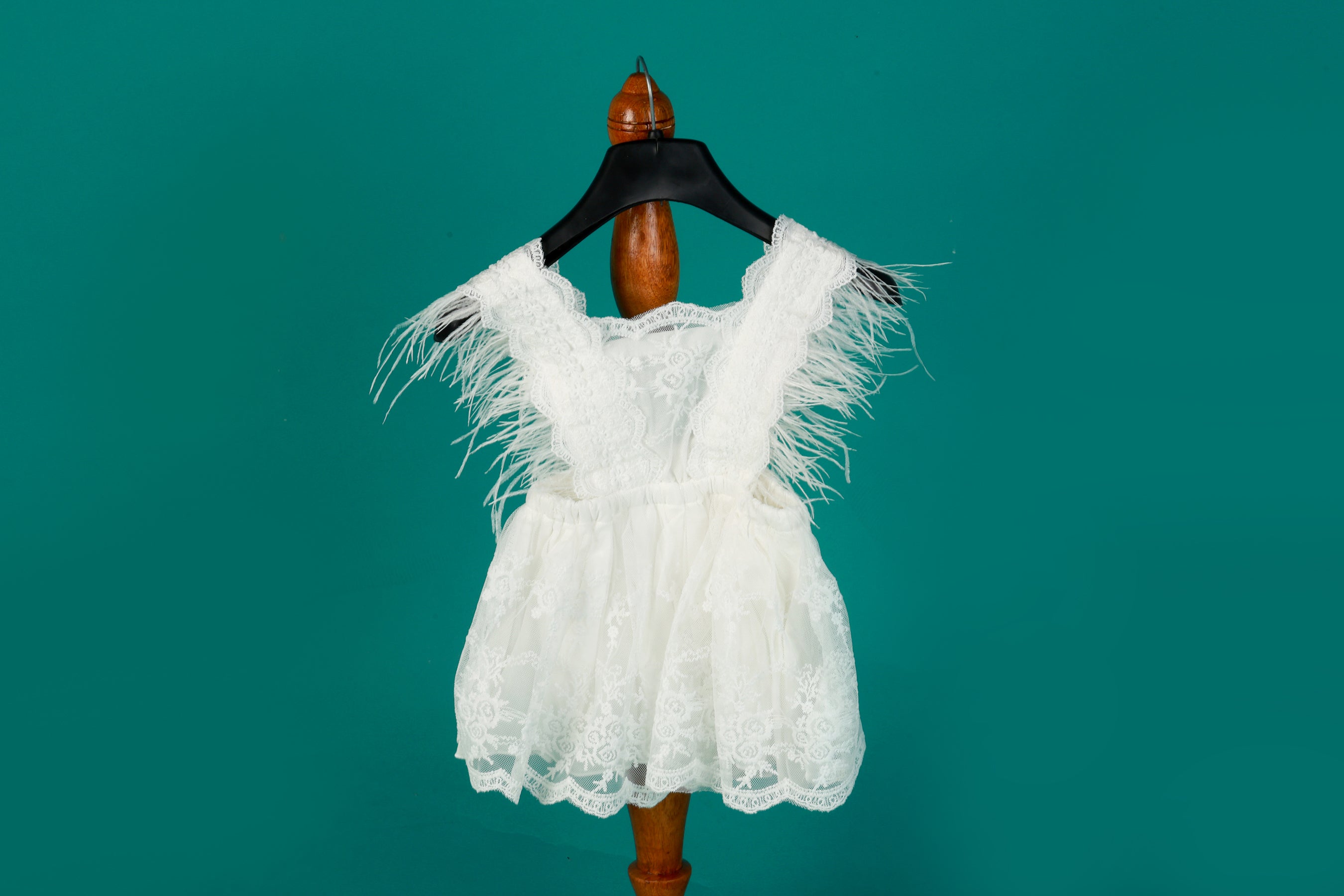 White Lace Baby Girl Dress – Dreamy Newborn Photography Outfit with Feather Shoulder Details for Milestone & Cake Smash Photoshoots
