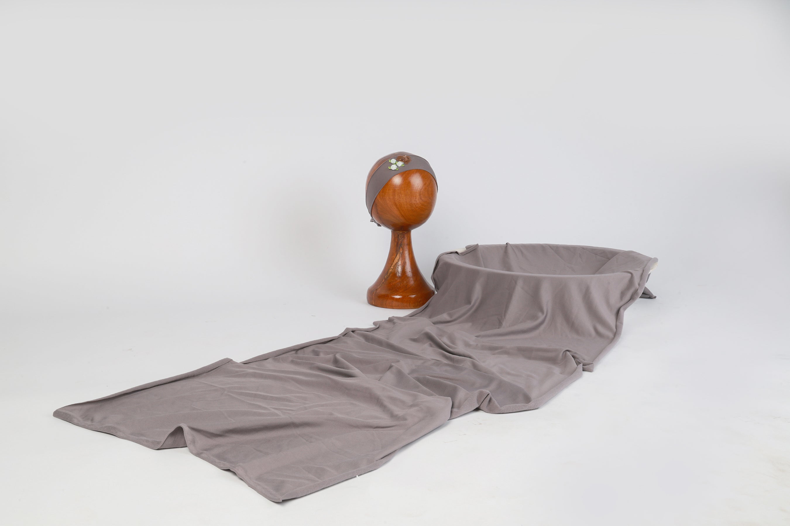 Elegant Grey Baby Wrap for Newborn Photography – Soft, Stretchy & Versatile Prop for Timeless Baby Portraits