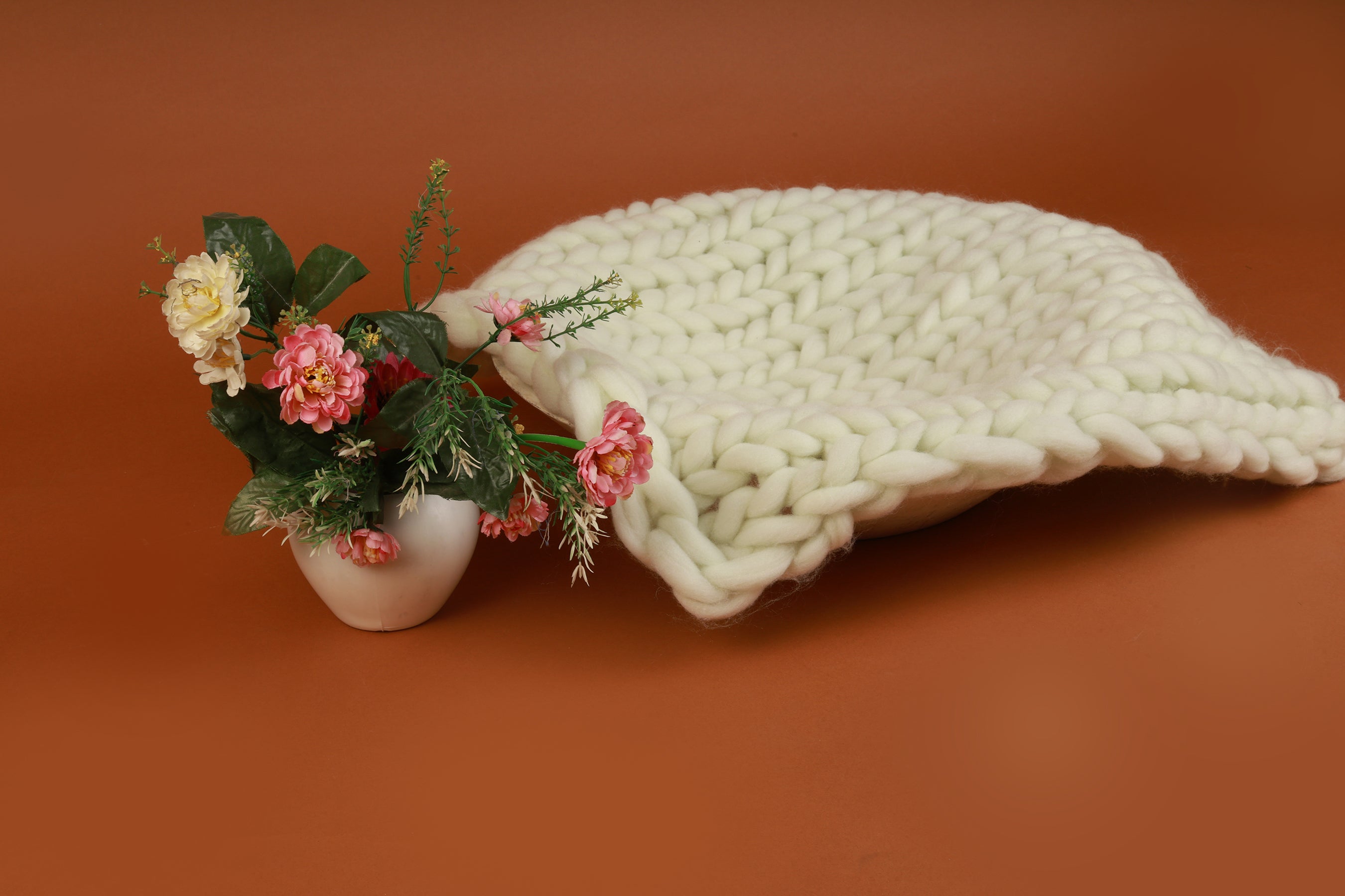 Chunky Knit Baby Photography Mat – Soft, Cozy, and Stylish Blanket in Red, Yellow, and White for Newborn Photoshoots and Milestone Memories