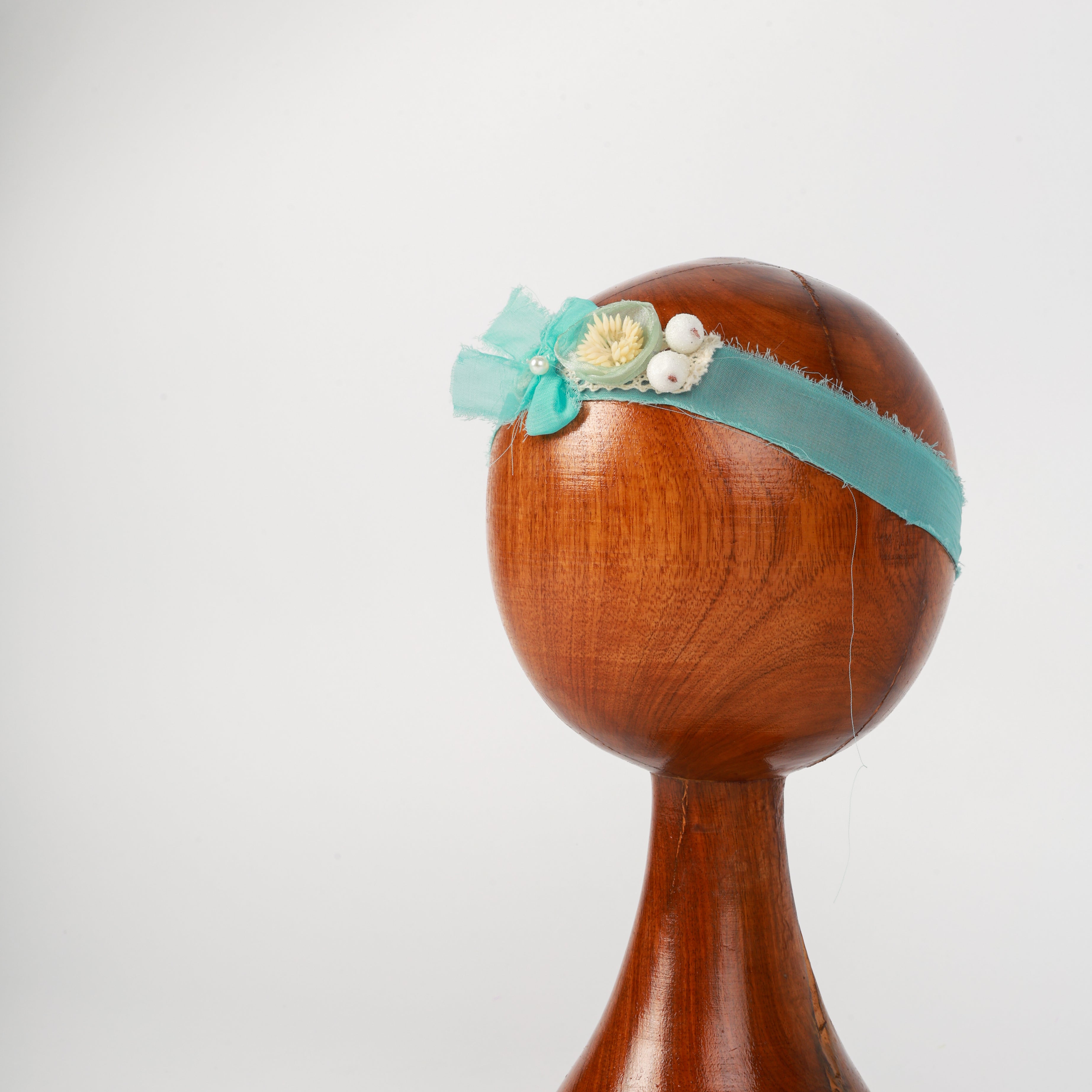 Floral Baby Headband – Delicate Blue Lace and Dried Flower Newborn Photography Prop for Elegant Baby Portraits