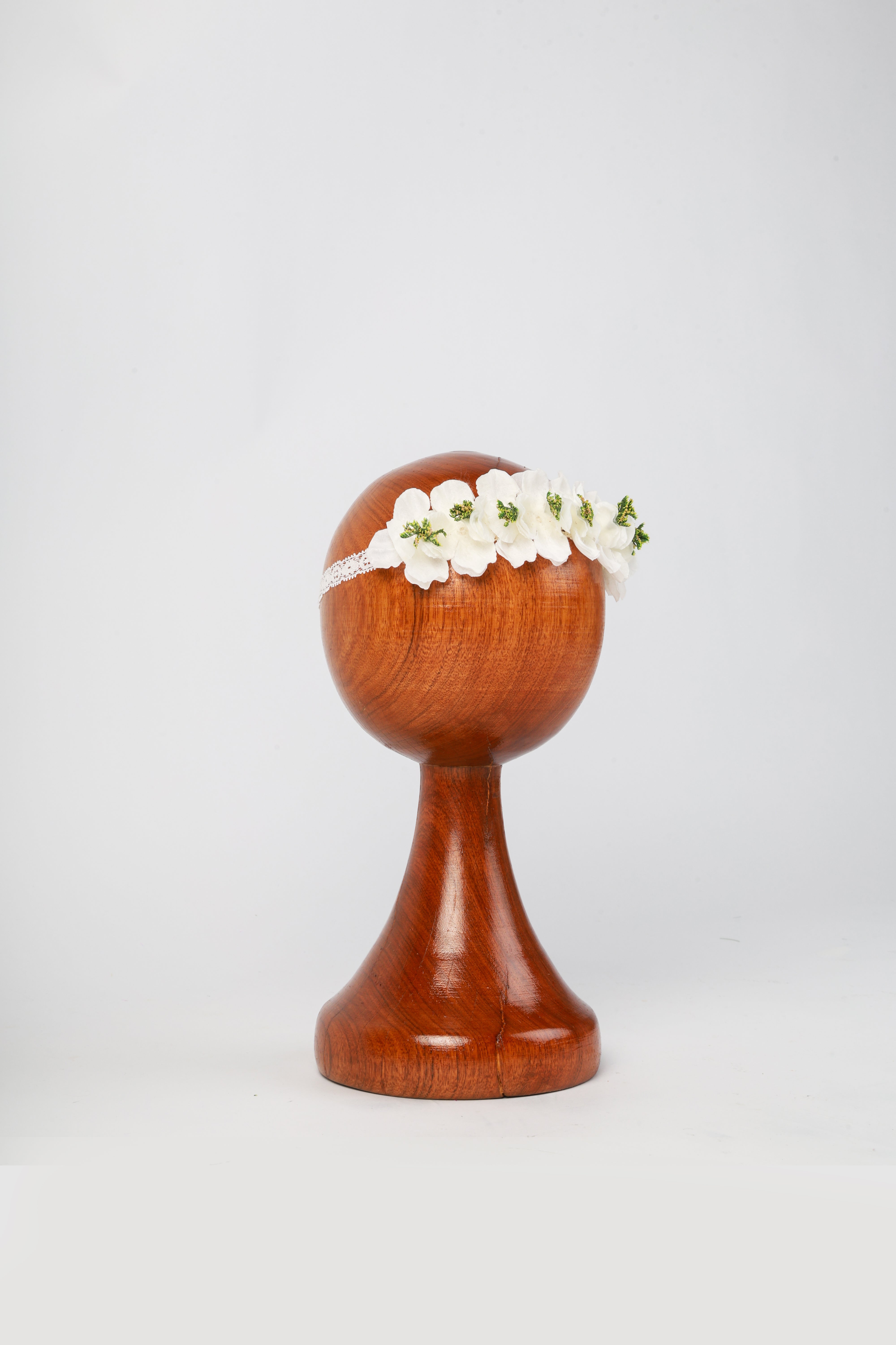 White Floral Baby Headband – Angelic Newborn Photography Prop with Lace Band and Soft Floral Accents for Timeless Baby Portraits