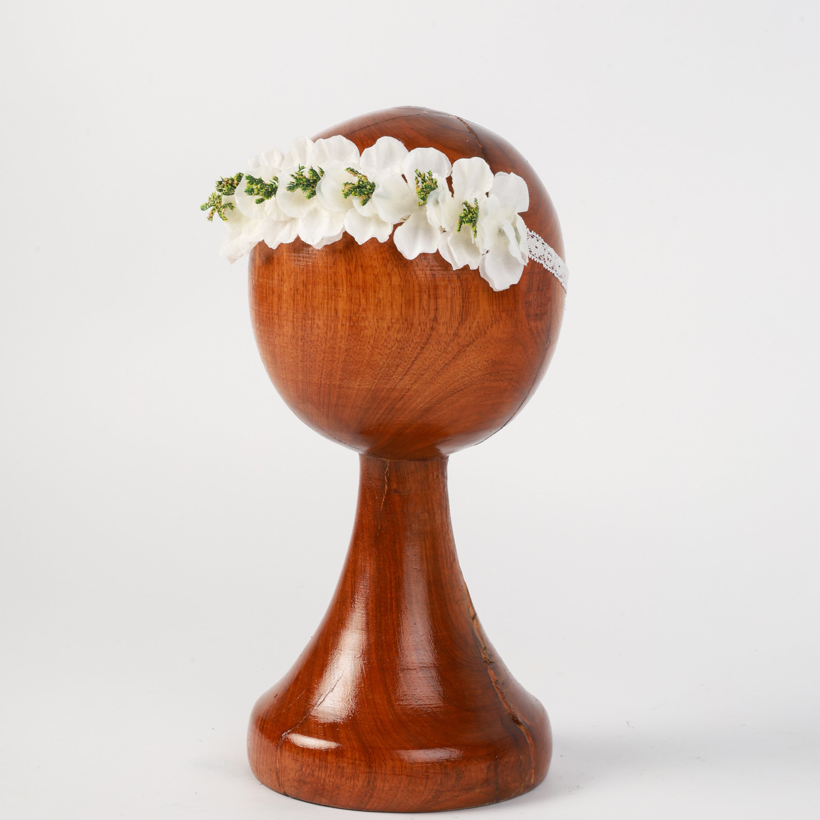 White Floral Baby Headband – Angelic Newborn Photography Prop with Lace Band and Soft Floral Accents for Timeless Baby Portraits