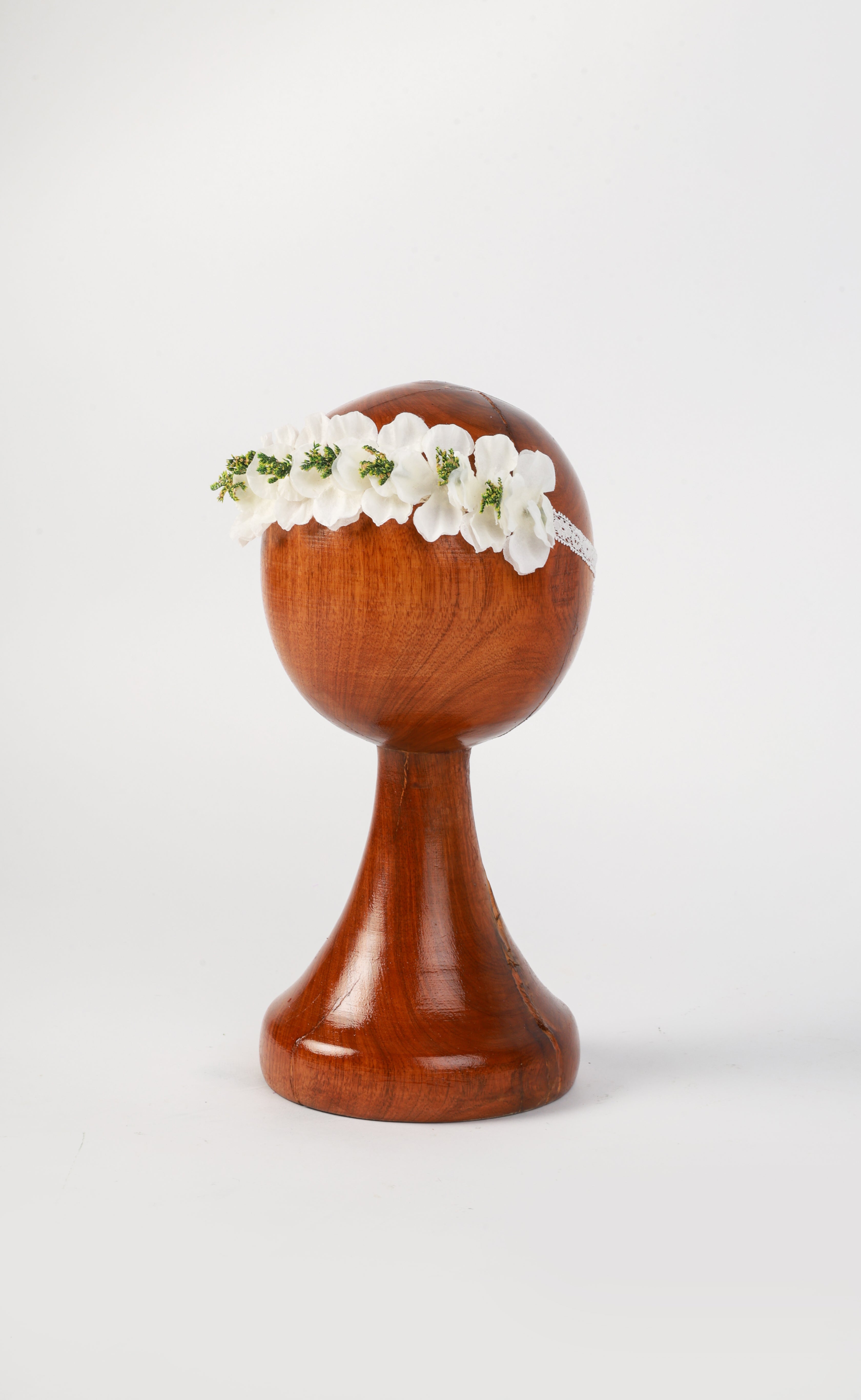 White Floral Baby Headband – Angelic Newborn Photography Prop with Lace Band and Soft Floral Accents for Timeless Baby Portraits