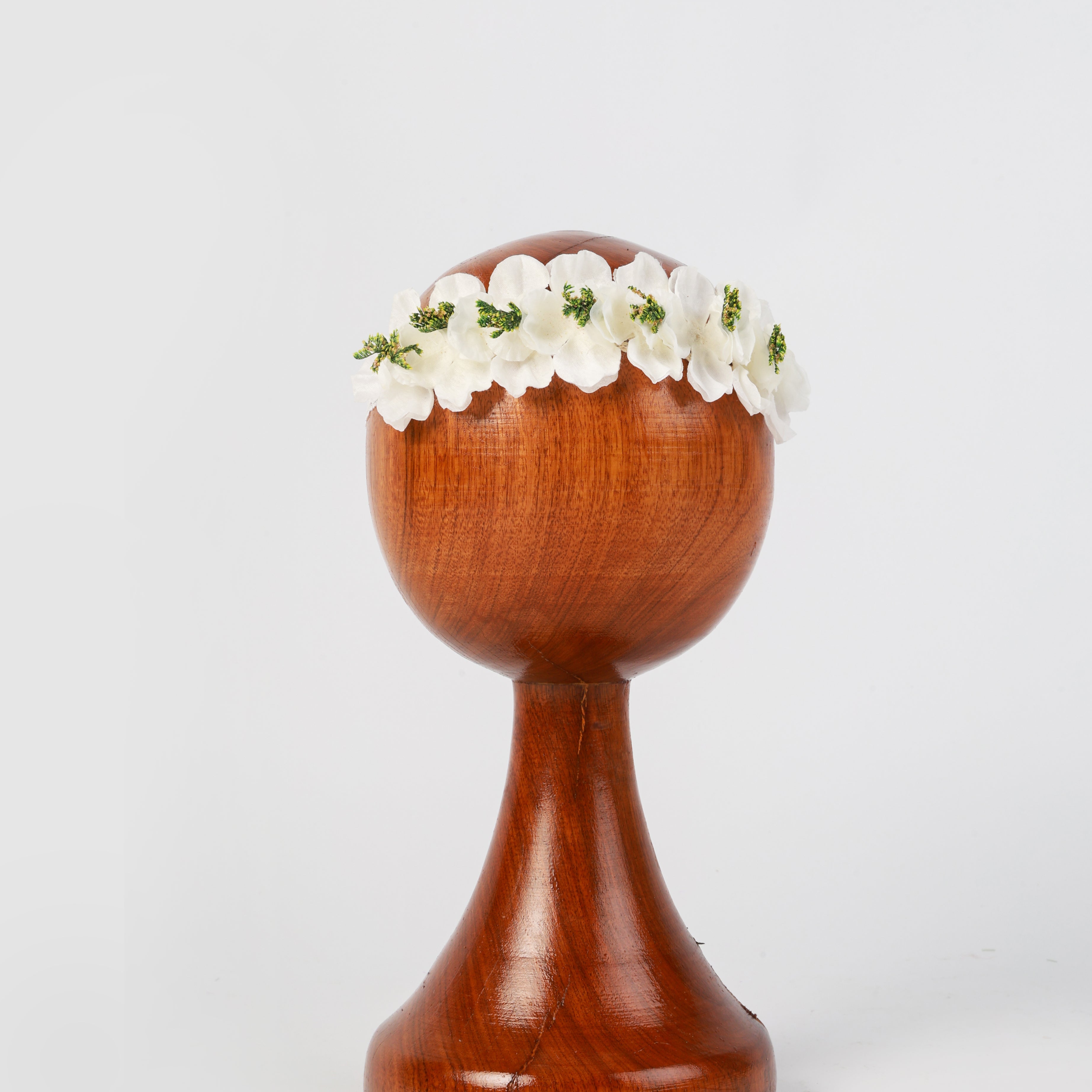 White Floral Baby Headband – Angelic Newborn Photography Prop with Lace Band and Soft Floral Accents for Timeless Baby Portraits
