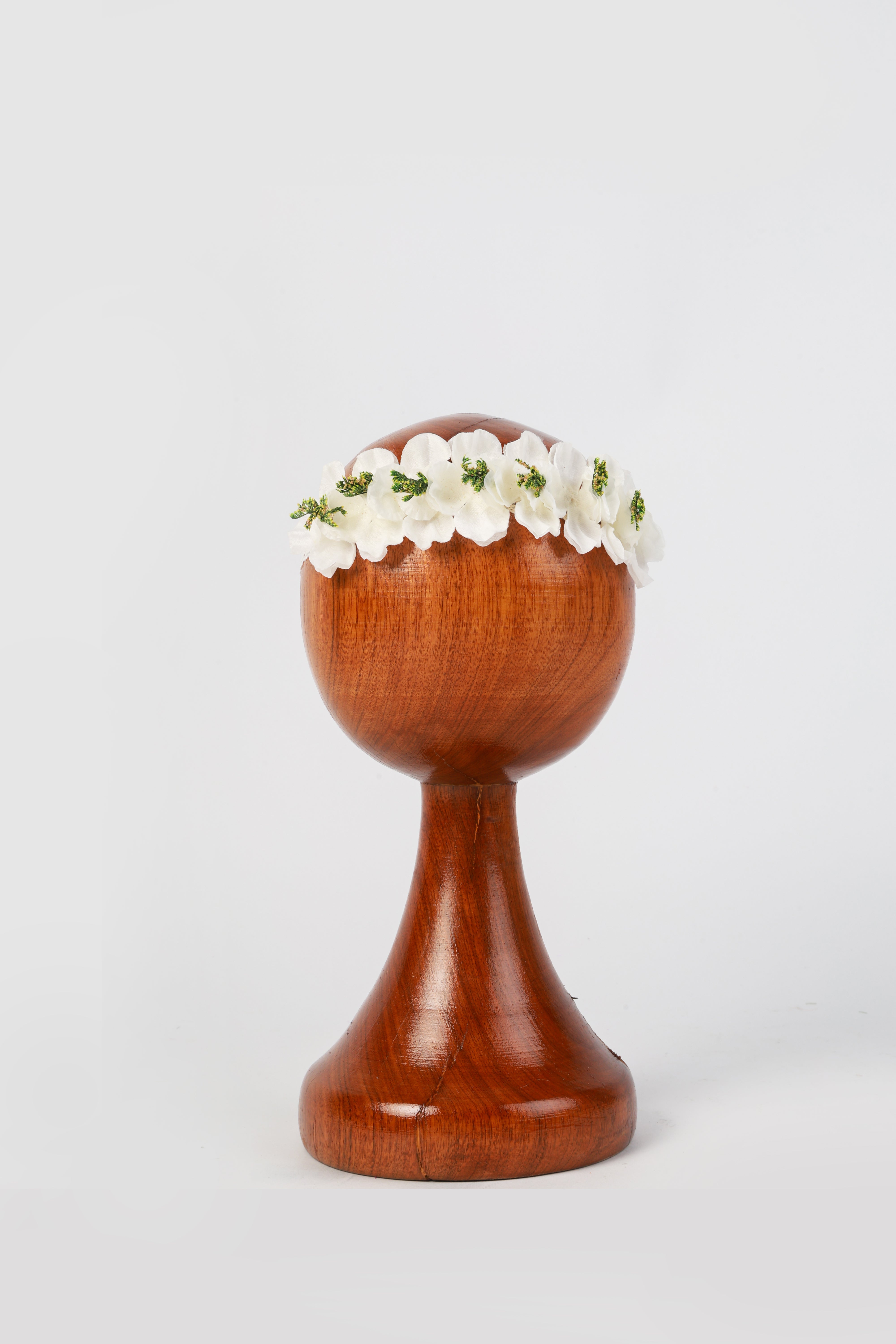 White Floral Baby Headband – Angelic Newborn Photography Prop with Lace Band and Soft Floral Accents for Timeless Baby Portraits