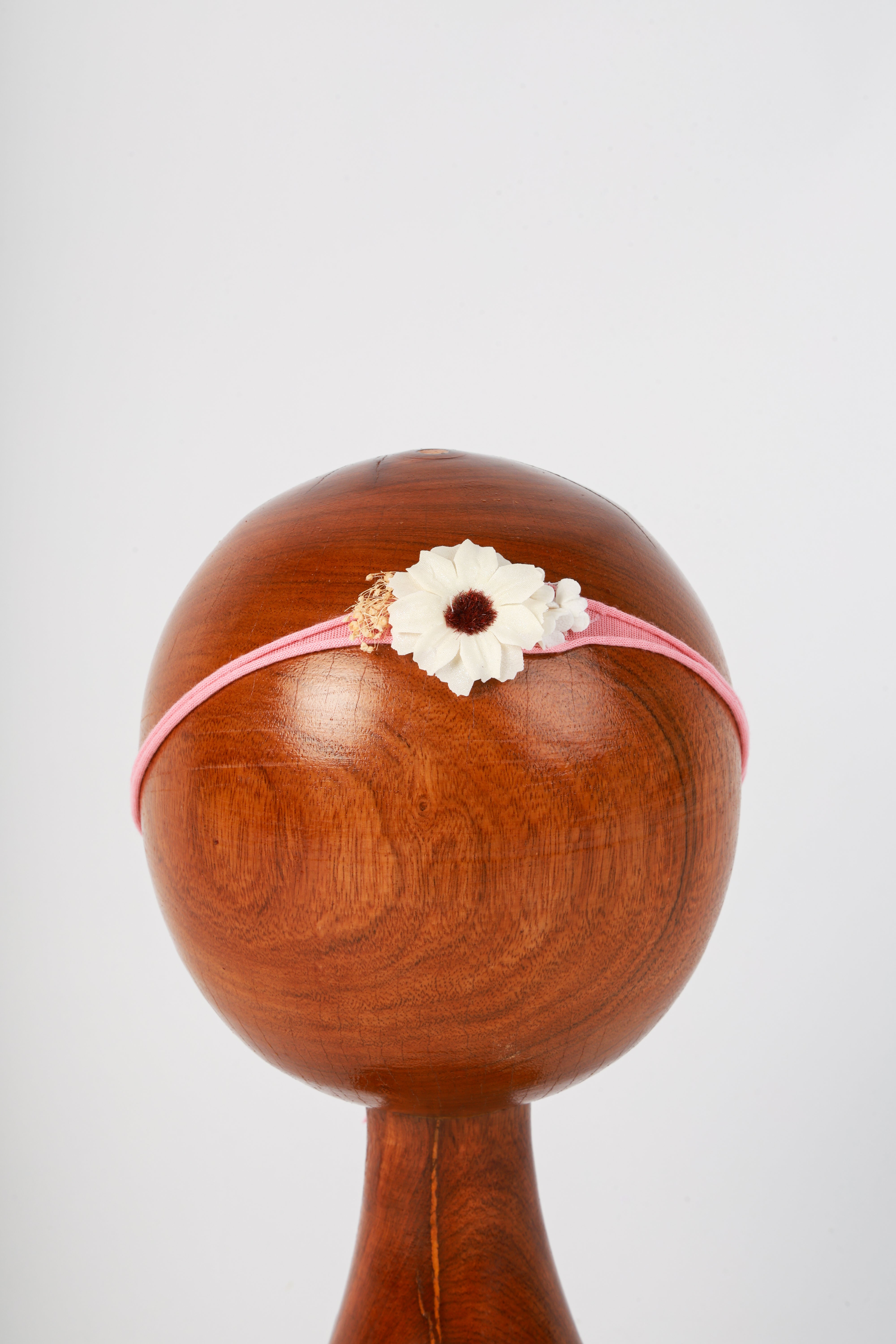 Pink Baby Headband with White Flower – Delicate Newborn Photography Prop with Soft, Stretchy Fit for Timeless Baby Portraits