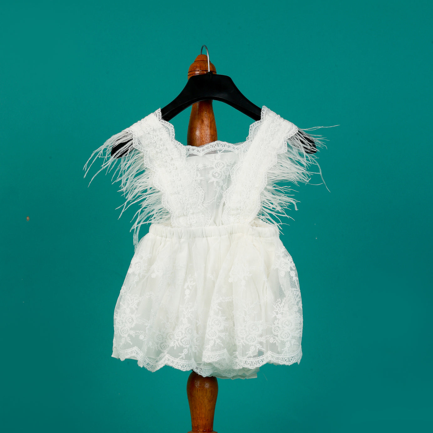 White Lace Baby Girl Dress – Dreamy Newborn Photography Outfit with Feather Shoulder Details for Milestone & Cake Smash Photoshoots