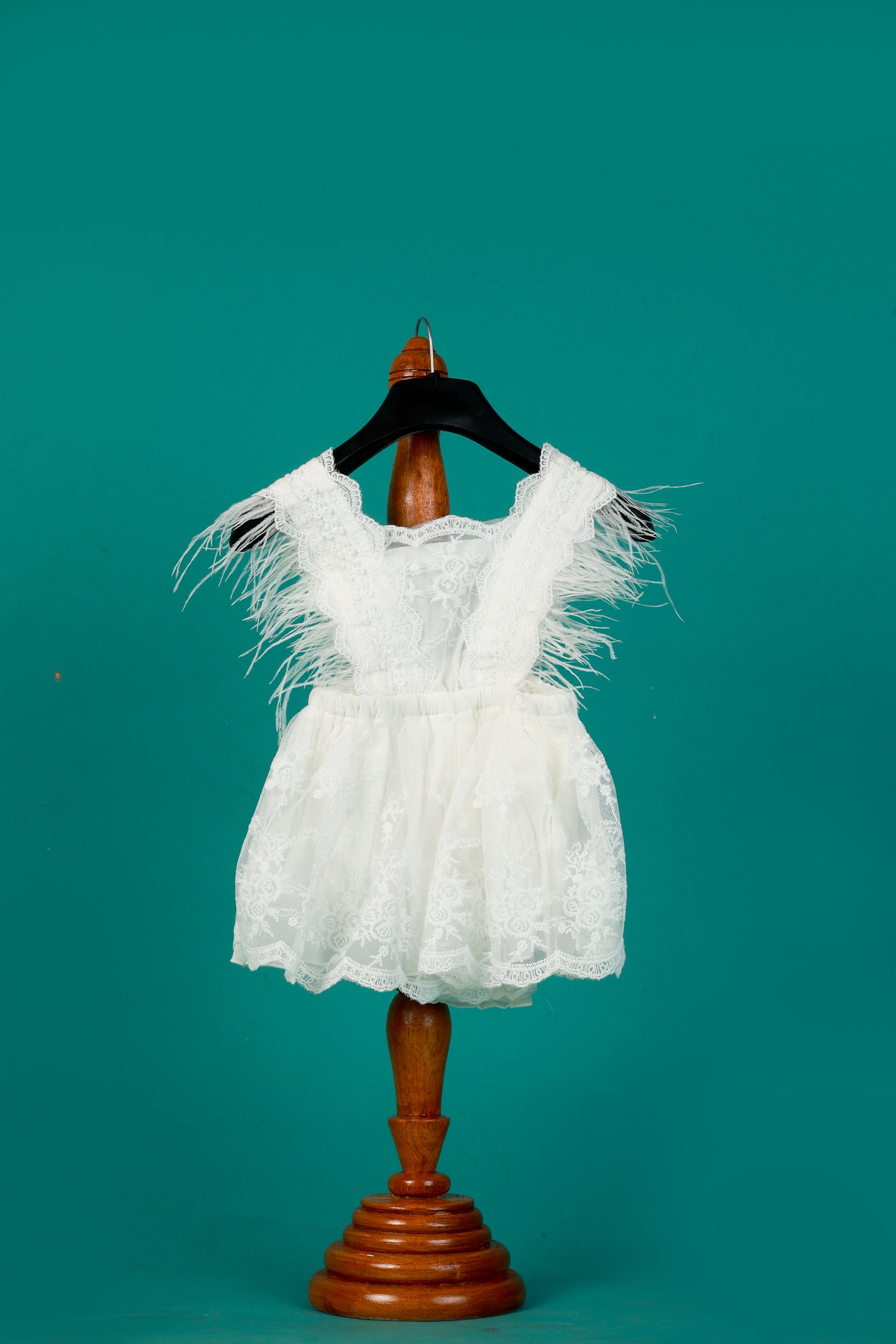 White Lace Baby Girl Dress – Dreamy Newborn Photography Outfit with Feather Shoulder Details for Milestone & Cake Smash Photoshoots