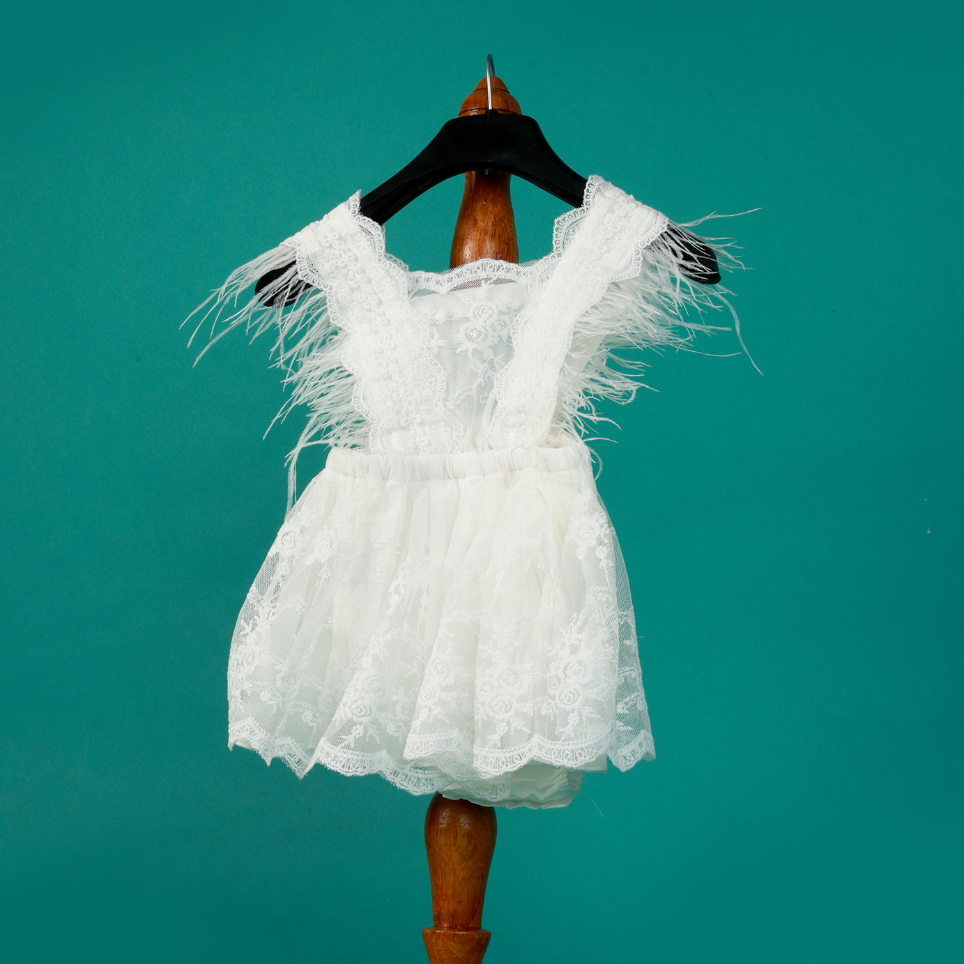 White Lace Baby Girl Dress – Dreamy Newborn Photography Outfit with Feather Shoulder Details for Milestone & Cake Smash Photoshoots