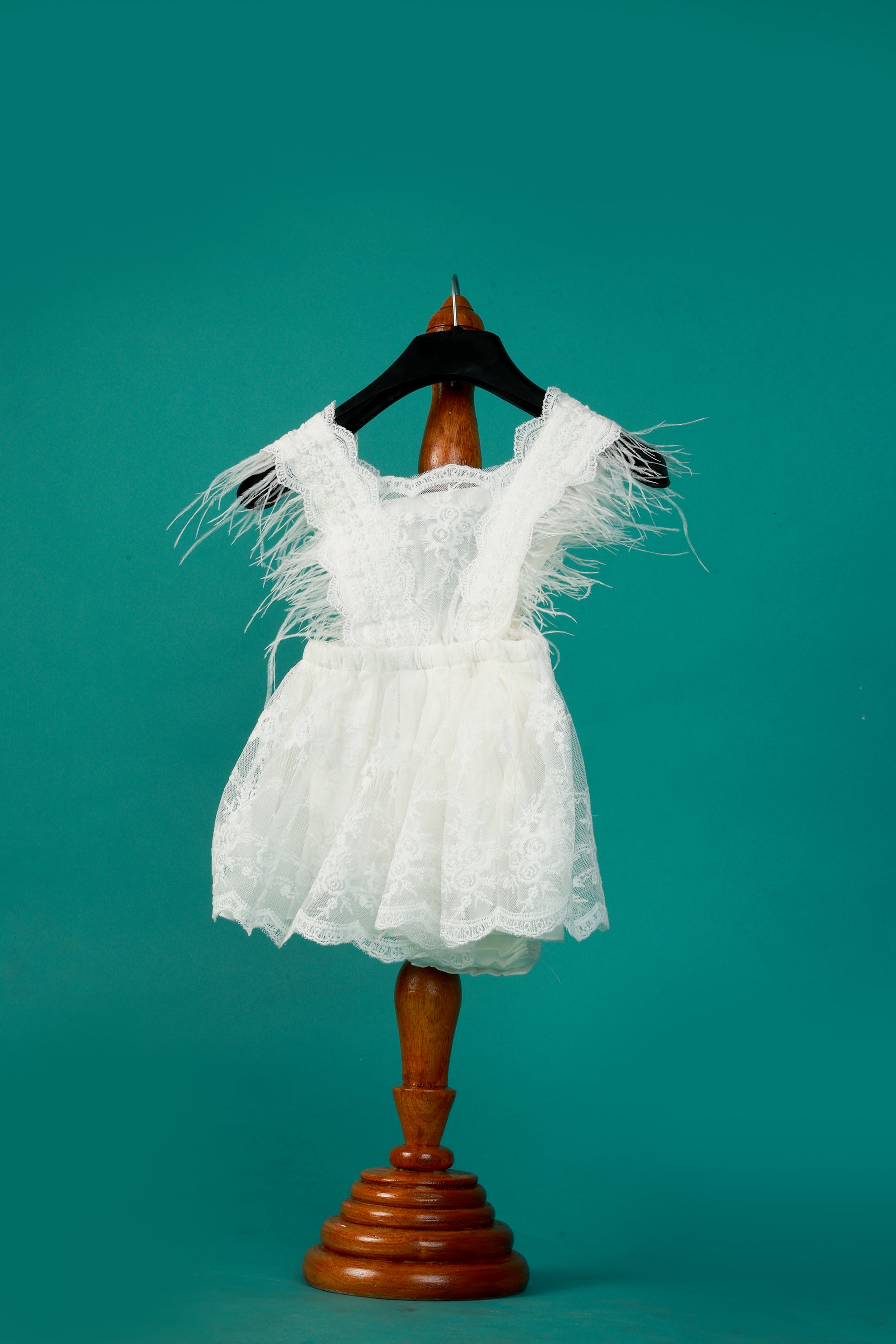 White Lace Baby Girl Dress – Dreamy Newborn Photography Outfit with Feather Shoulder Details for Milestone & Cake Smash Photoshoots