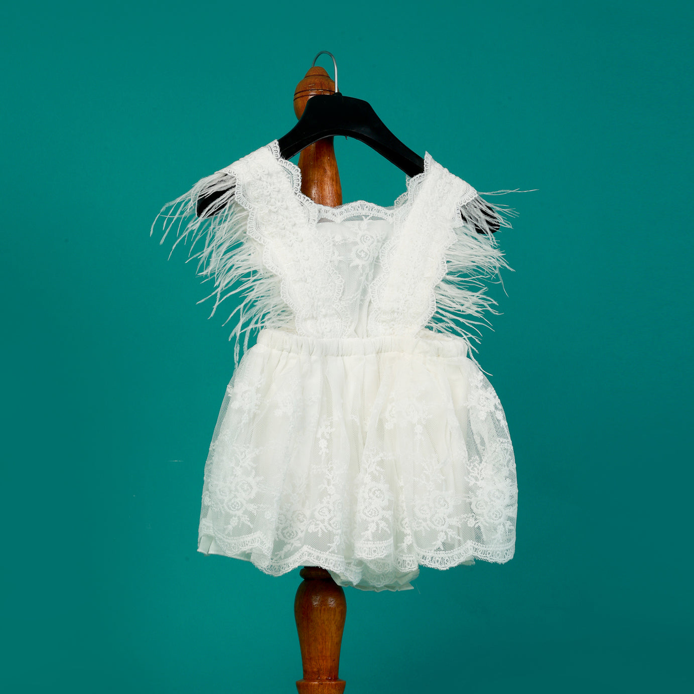 White Lace Baby Girl Dress – Dreamy Newborn Photography Outfit with Feather Shoulder Details for Milestone & Cake Smash Photoshoots