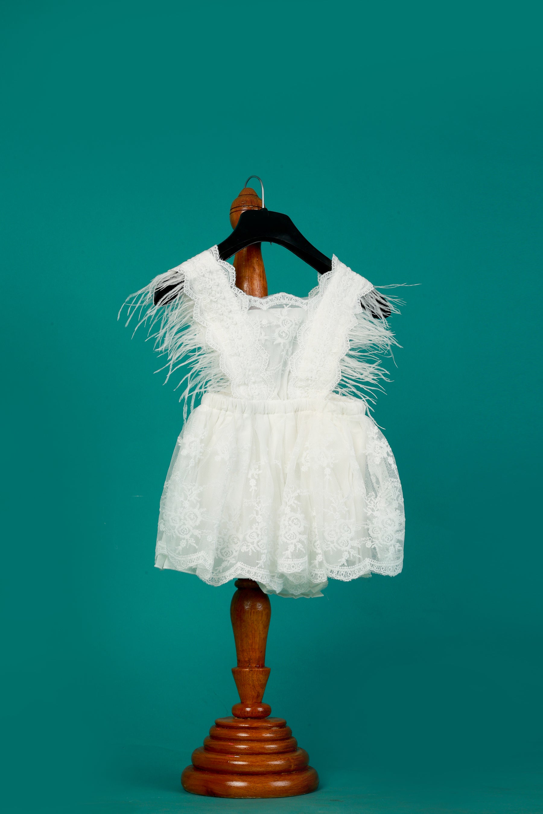 White Lace Baby Girl Dress – Dreamy Newborn Photography Outfit with Feather Shoulder Details for Milestone & Cake Smash Photoshoots