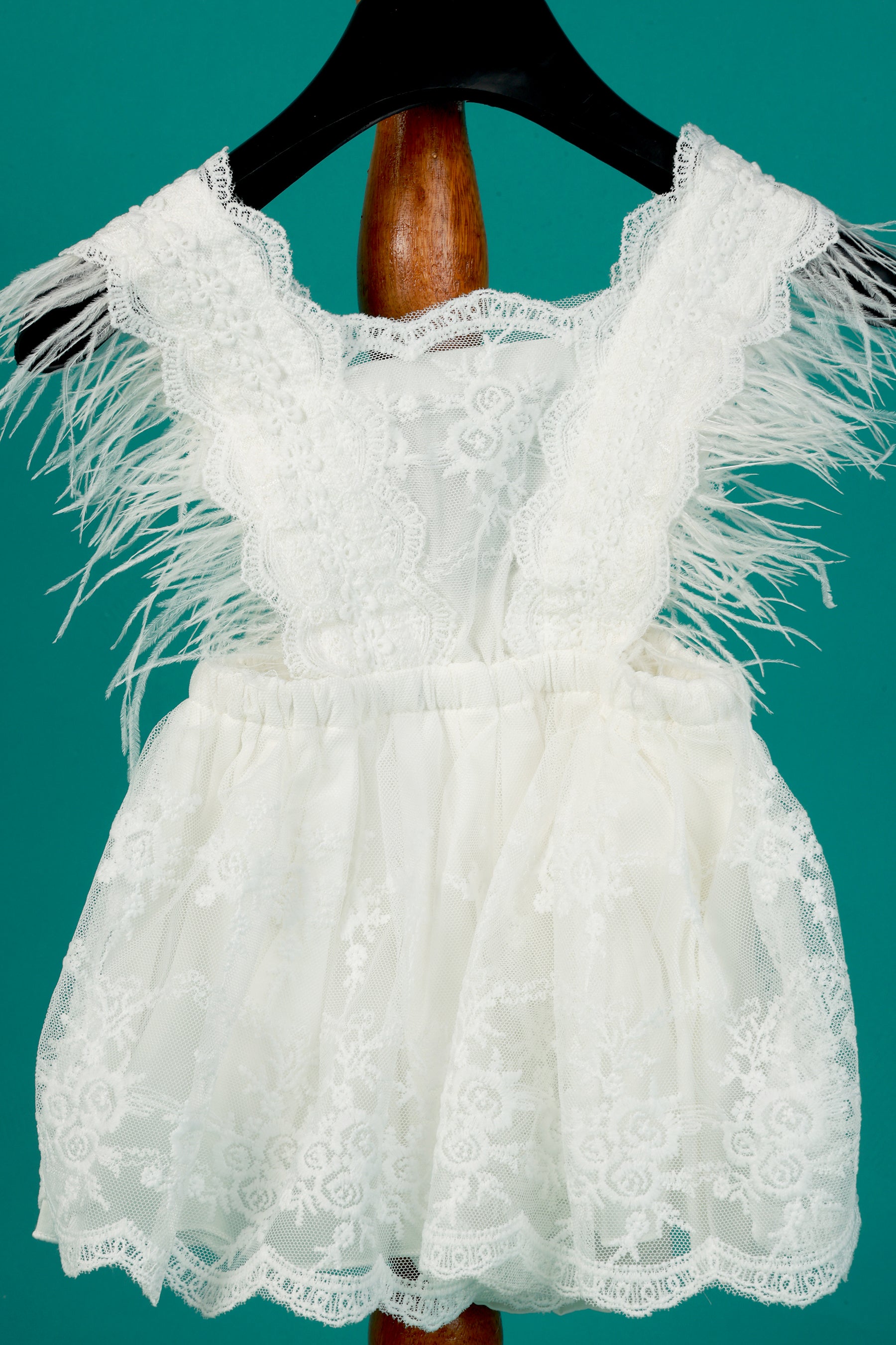 White Lace Baby Girl Dress – Dreamy Newborn Photography Outfit with Feather Shoulder Details for Milestone & Cake Smash Photoshoots