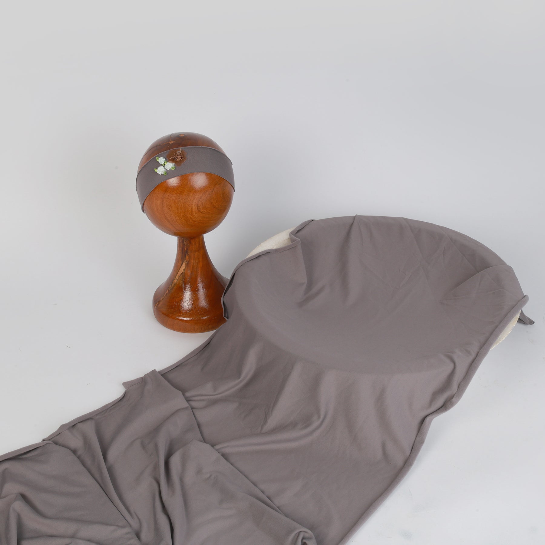 Elegant Grey Baby Wrap for Newborn Photography – Soft, Stretchy & Versatile Prop for Timeless Baby Portraits