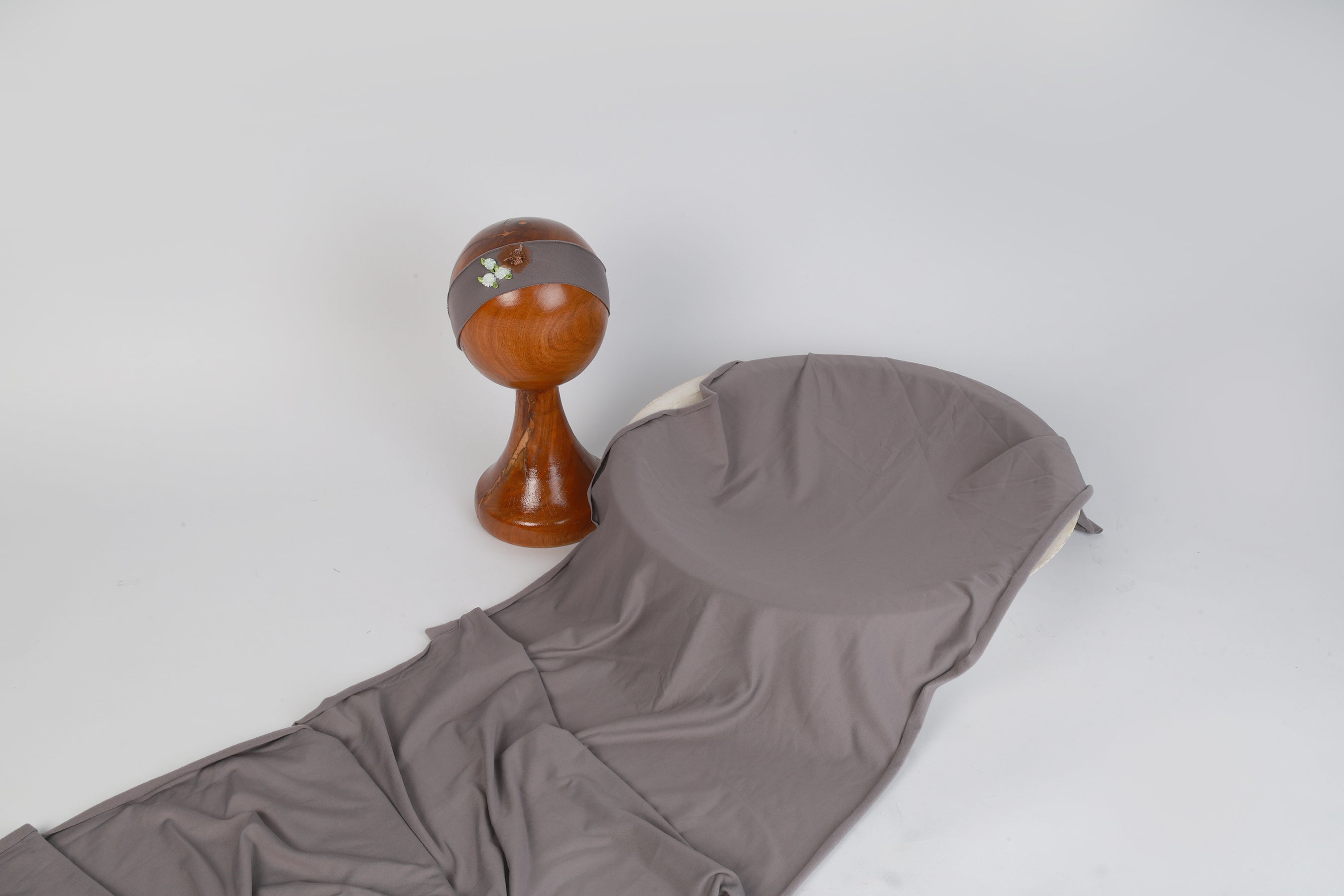 Elegant Grey Baby Wrap for Newborn Photography – Soft, Stretchy & Versatile Prop for Timeless Baby Portraits