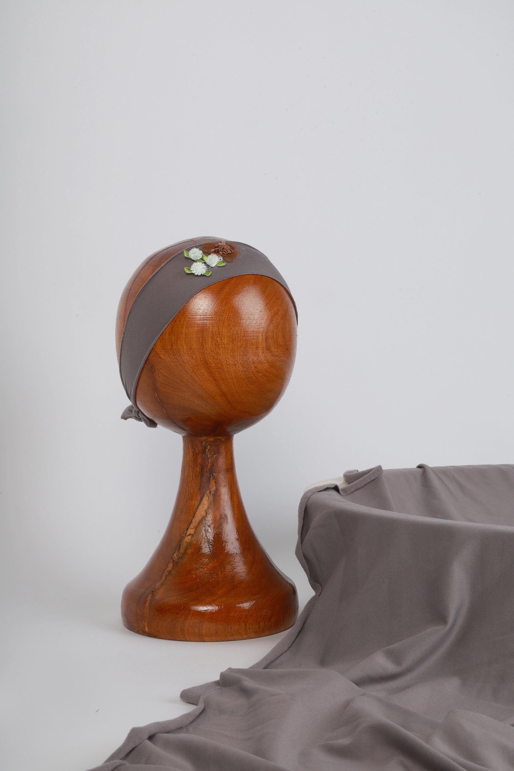 Elegant Grey Baby Wrap for Newborn Photography – Soft, Stretchy & Versatile Prop for Timeless Baby Portraits