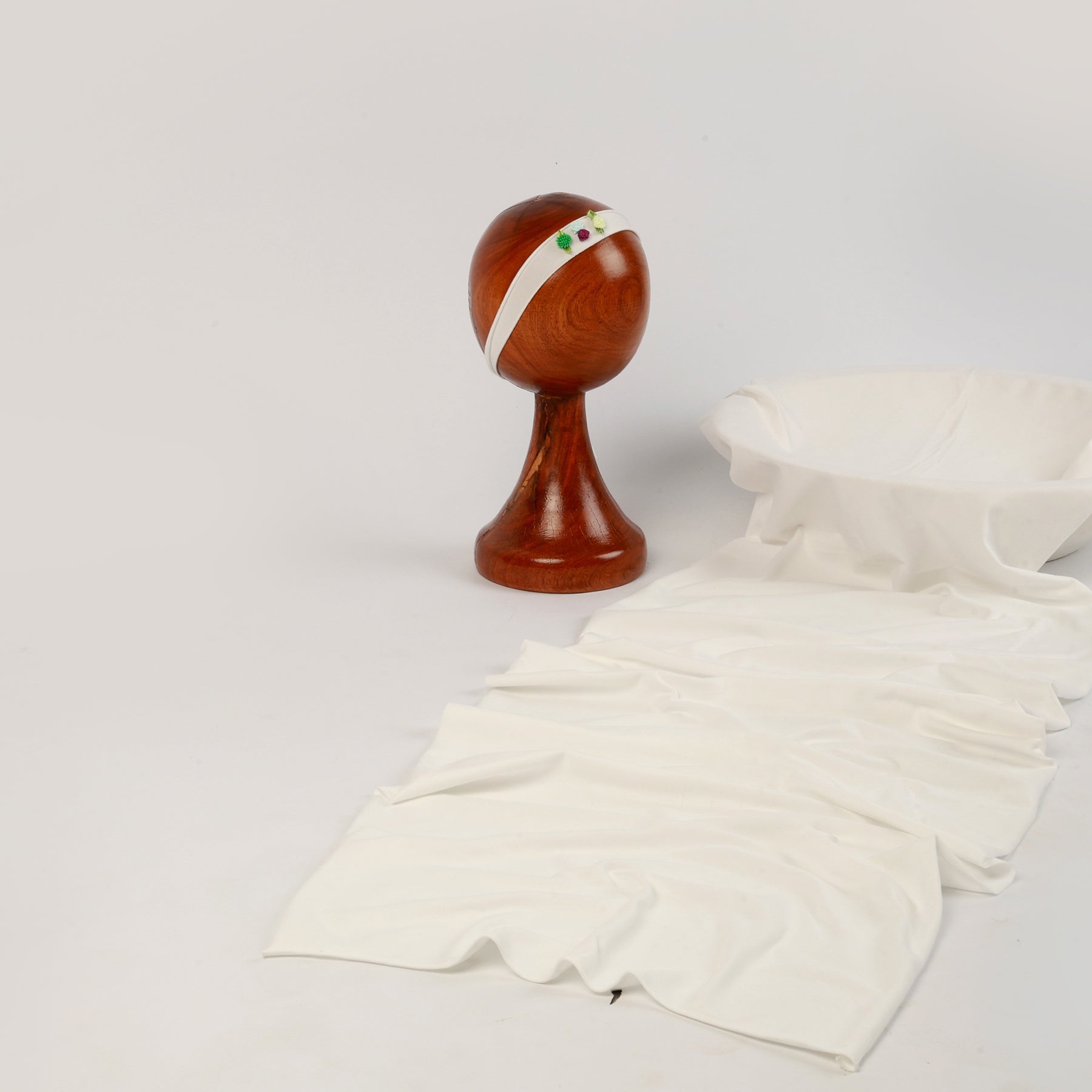 Soft White Baby Wrap for Newborn Photography – Cozy Stretchy & Breathable Fabric for Dreamy Baby Photoshoots