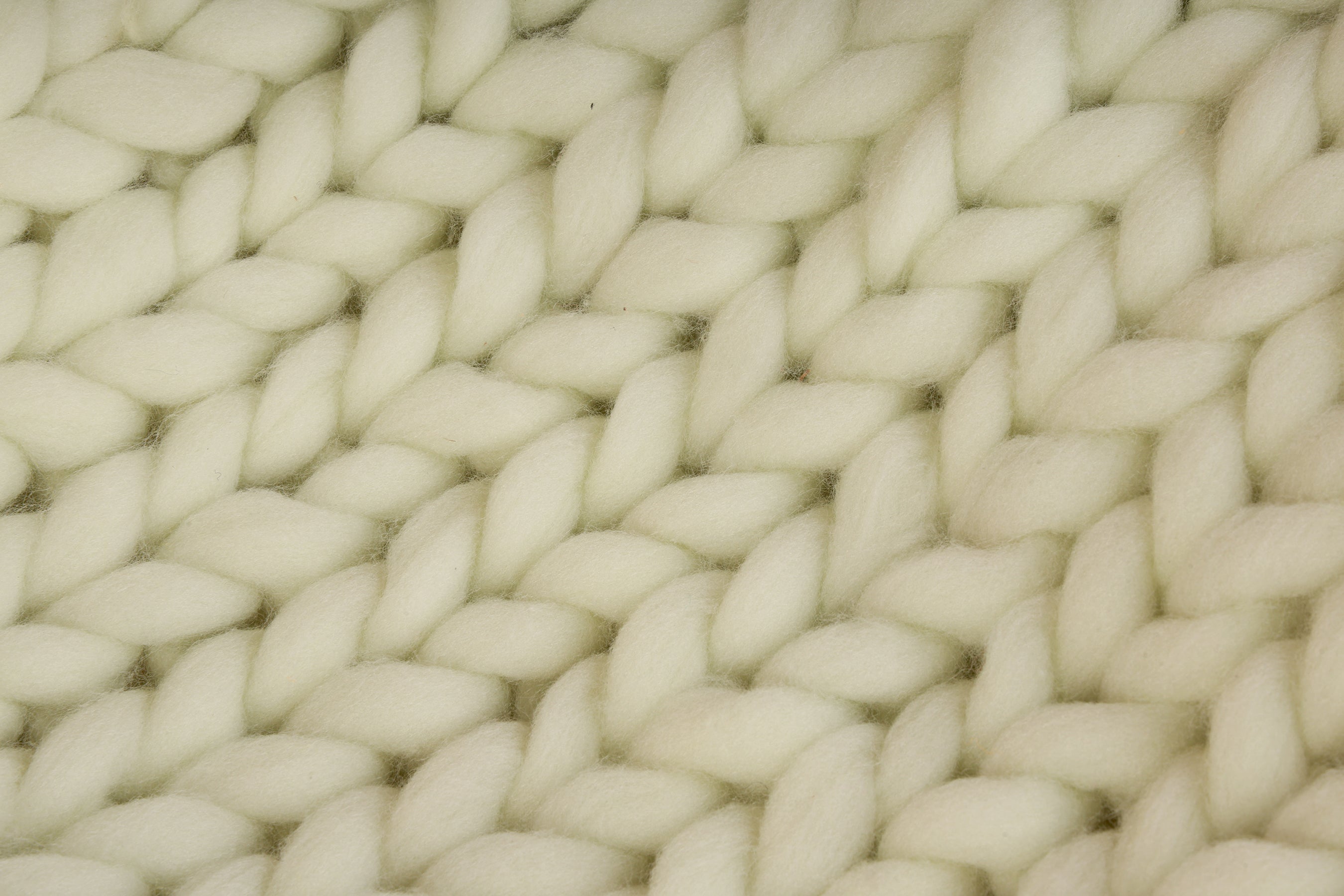 Chunky Knit Baby Photography Mat – Soft, Cozy, and Stylish Blanket in Red, Yellow, and White for Newborn Photoshoots and Milestone Memories