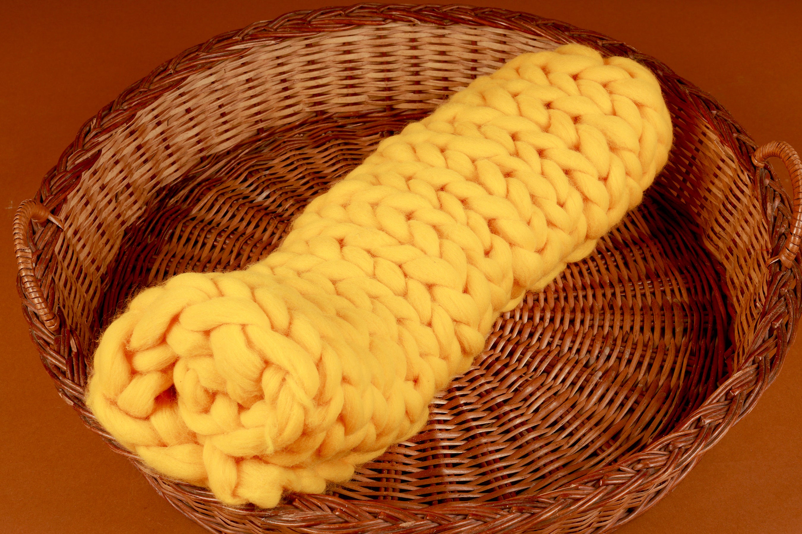 Chunky Knit Baby Photography Mat – Soft, Cozy, and Stylish Blanket in Red, Yellow, and White for Newborn Photoshoots and Milestone Memories