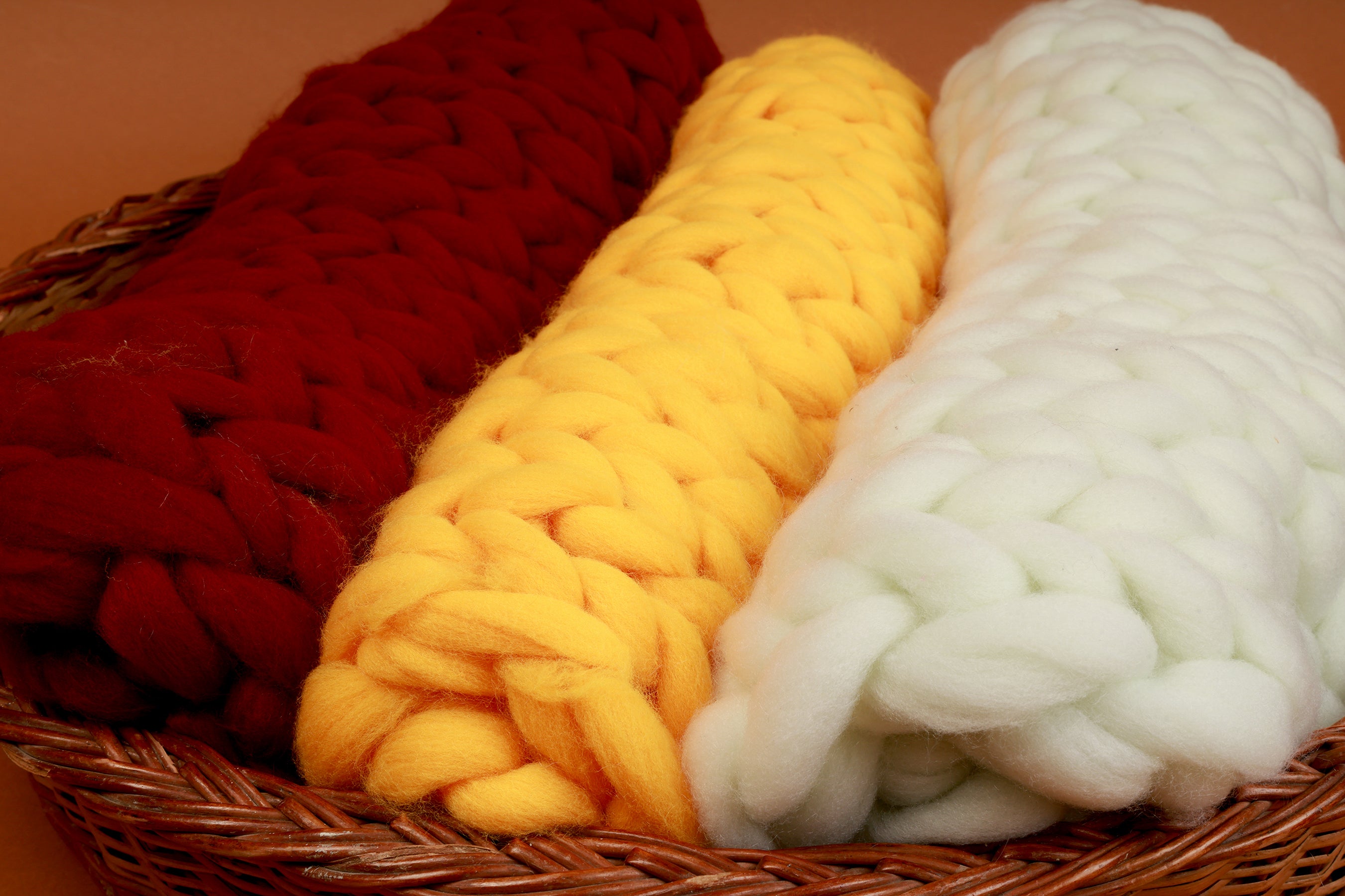 Chunky Knit Baby Photography Mat – Soft, Cozy, and Stylish Blanket in Red, Yellow, and White for Newborn Photoshoots and Milestone Memories