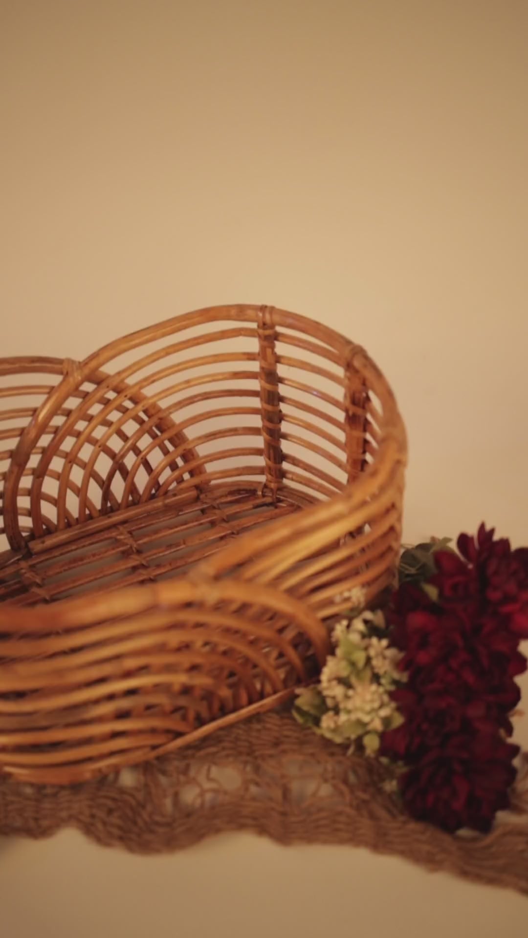 Handmade Rattan Baby Photography Basket – Natural Wicker Posing Prop for Newborn Photoshoots – Lightweight Boho Cradle with Floral Accent & Plush Fringe Mat (38x28x18 cm)